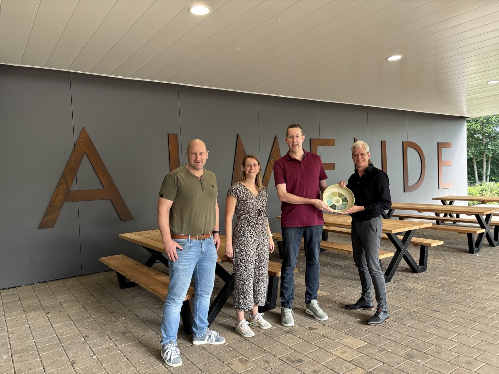 Foto van uitreiking van het bord aan Almende College